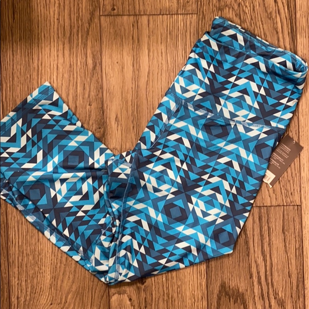 NWT Old Navy fitted workout crops.